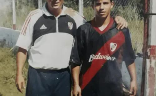 Sergio Agüero posando con la camiseta de River