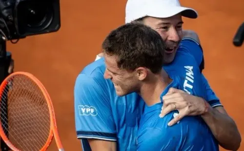 El Abrazo del Peque y el Mago. (FOTO: AAT)
