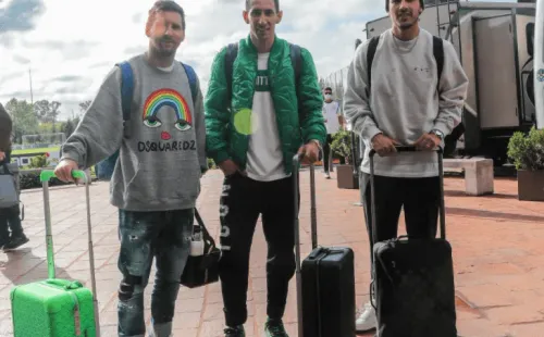 Messi, Paredes y Di María con su foto.