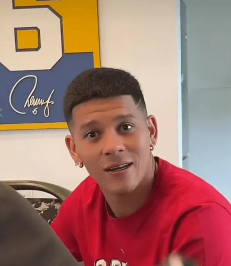 La cara de sorpresa de Rojo al ver la cámara.