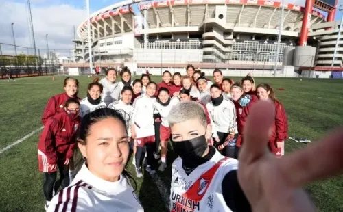 El año pasado, cuando Cazzú visitó el equipo (Prensa River)