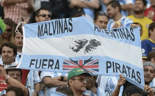 Las banderas de Malvinas no dejan de aparecer en las canchas argentinas.