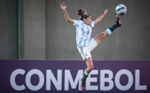 Celeste Dos Santos intenta dominar (Foto: CONMEBOL)