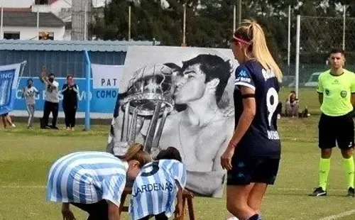 El femenino de Racing también le rindió homenaje al Chango Cárdenas: sus nietasSol y Emma le dejaron una flor junto con Rocío Bueno (FOTO: Prensa Racing).