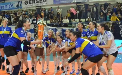 Chu Cossar con la copa. Foto: Voley FEVA