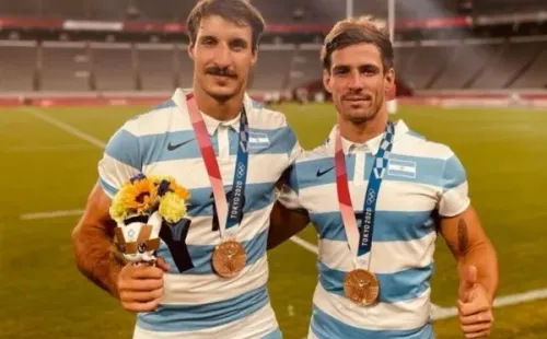 Del Mestre junto con Rodrigo Etchart y sus medallas (Instagram)
