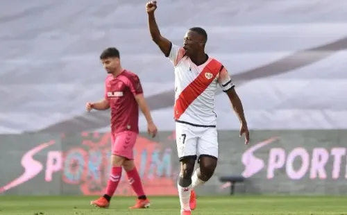 Luis Advíncula en sus épocas en el Rayo Vallecano, equipo al cual se ofreció Cavani (foto: Getty)