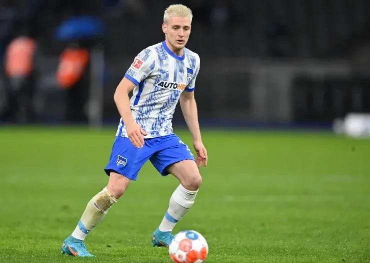 El 5 actualmente juega en el Herta Berlín.