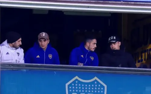 Izquierdoz junto a Pulpo González, Figal y Martín Payero en el palco de Boca