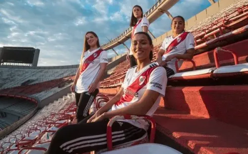 El plantel femenino también posa con la de River. (Foto: Adidas)