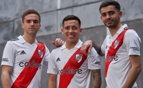 Los jugadores posan con la nueva de River. (Foto: Adidas)
