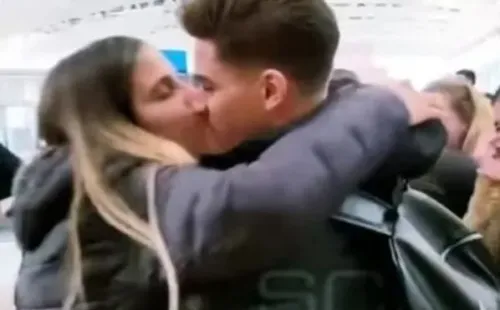 Julián Álvarez despidiéndose de su novia en Ezeiza