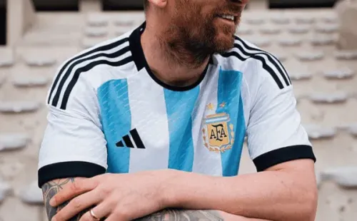Leo Messi posando con la camiseta para Qatar 2022 (foto: Adidas)