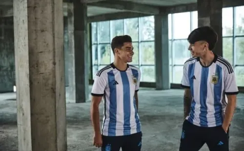 Julián Álvarez y Matías Soulé posando con la camiseta (Foto: Adidas)