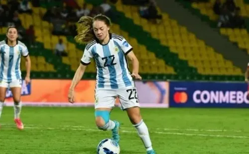 Estafanía Banini en acción en la Copa América femenina con la nueva camiseta (foto: AFA)