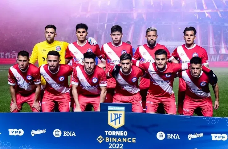 Argentinos Juniors, el rival directo que le queda a Atlético Tucumán.