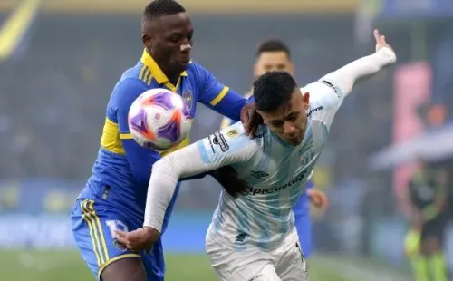 Luis Advíncula usa una cinta en la nariz durante los partidos (Foto: Getty Images)