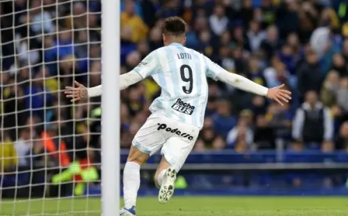 Lotti festejando su gol ante Boca en La Bombonera (foto: Getty)