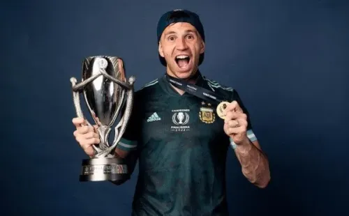 Dibu Martínez celebrando el título de la Finalissima (foto: @emi_martinez26 en Instagram)