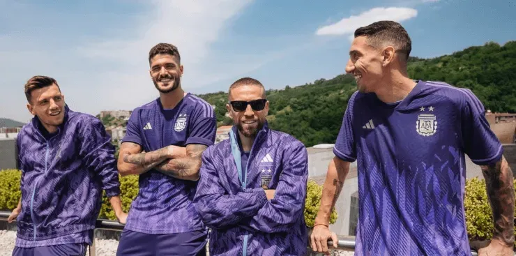 Así es la camiseta alternativa de Argentina en Qatar 2022.