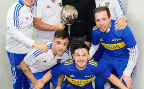Pablo Varela junto con el resto del cuerpo médico de Boca y Juan Román Riquelme (Foto: Diario Olé)