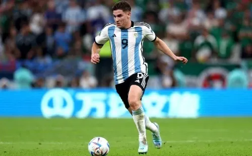 Julián Álvarez compartirá delantera con Messi y Di María (Getty)