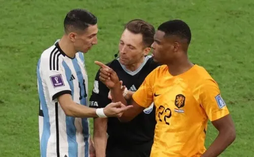 Dumfries terminó cara a cara con Di María. (Foto: Getty Images)