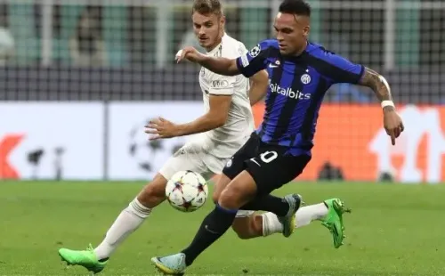 Lautaro vsStanisic en uno de los últimos Inter-Bayern. Se verán las caras mañana en las semis (foto: Getty)