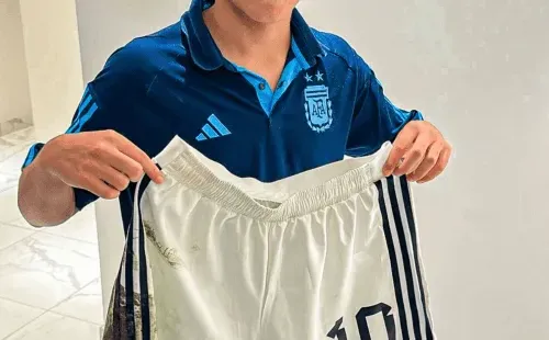 Benjamín posando con el short de Messi.