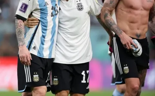 Getty Images. Papu es del círculo más cercano a Messi.