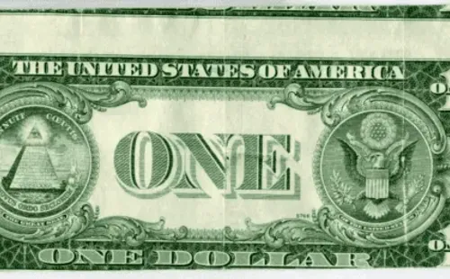 El error de desalineamiento en el dorso del billete.