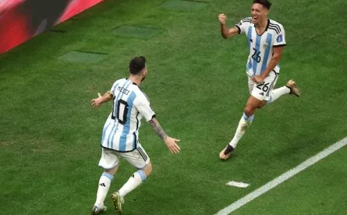 El momento de la celebración de Nahuel Molina con Lionel Messi, tras su tanto a Países Bajos.
