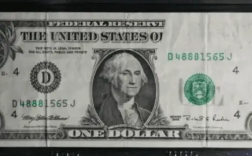 El error de impresión en la parte superior derecha del billete de 1 dólar
