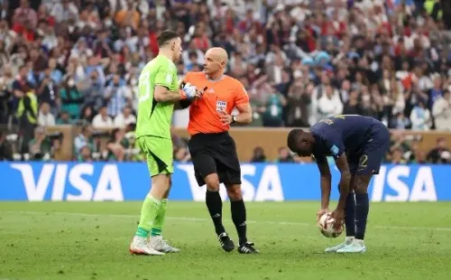 Dibu Martínez y Randal Kolo Muani también se cruzaron en la tanda de penales.