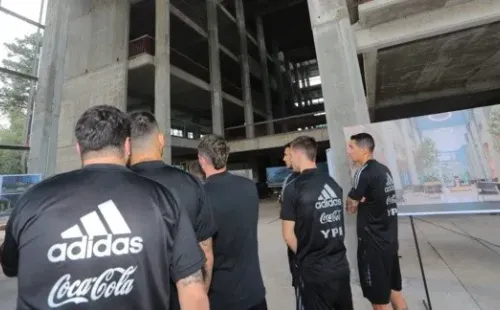 El recorrido de los jugadores de la Selección Argentina por la obra que se encuentra levantando en el predio de la AFA, en noviembre del 2021.