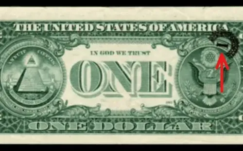 El sello negro en el dorso del billete de 1 dólar.