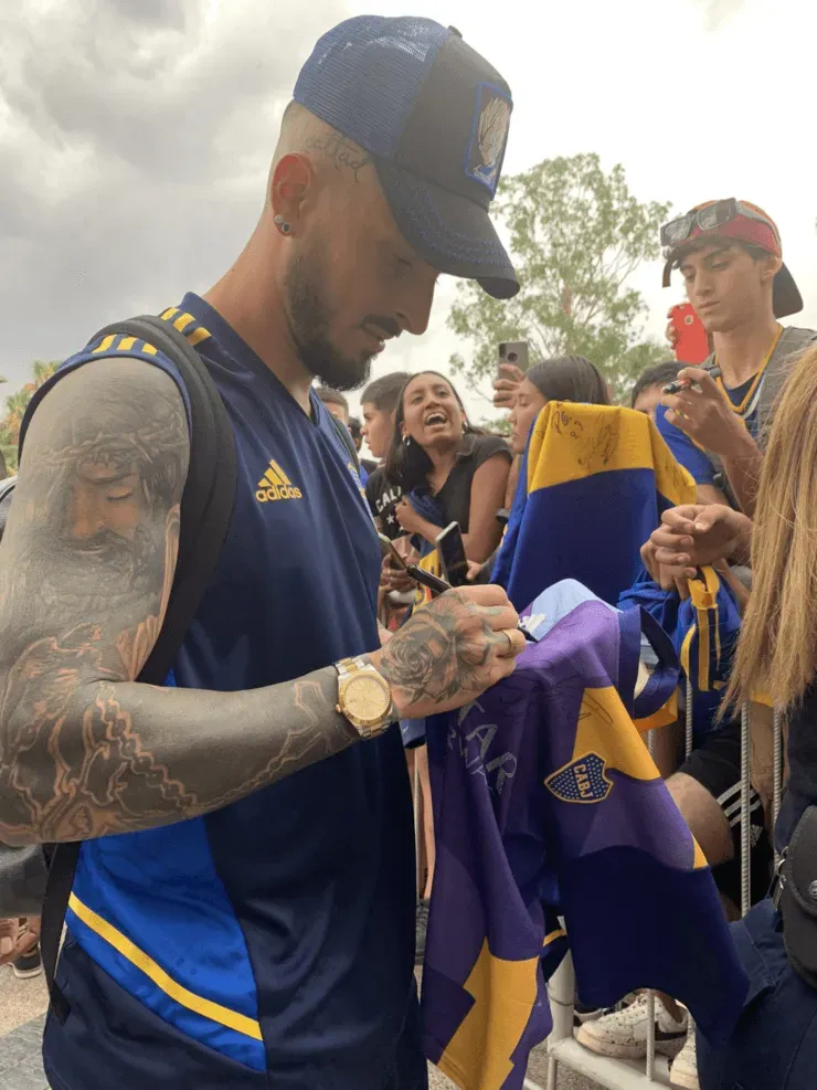 Benedetto firmando autógrafos a los hinchas en San Juan (Foto: Boca)