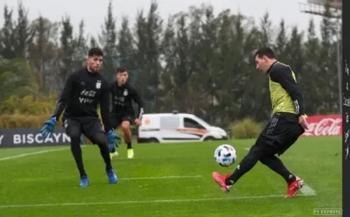 Rossi, junto a Messi en una práctica de la Selección.