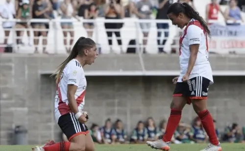 Acuña celebra con Birizamberri. (Foto River Femenino)