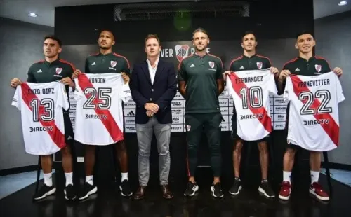 Enzo Díaz junto al resto de los refuerzos. (Foto: Prensa River)