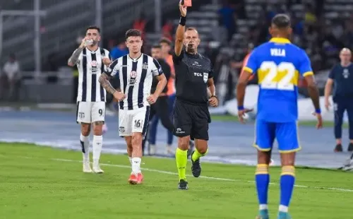 Villa, expulsado por una piña a un rival (Foto: Getty)