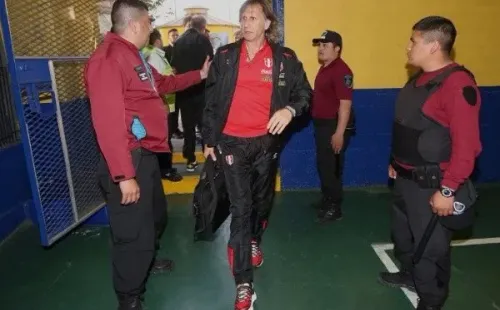 Ricardo Gareca ingresando a la Bombonera en la previa del Argentina vs. Perú por las Eliminatorias Sudamericanas para el Mundial 2018