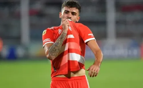 Simón festejando uno de sus goles ante Banfield. (Foto: Getty)