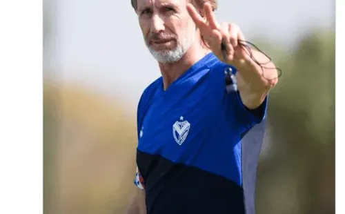 Tigre Gareca presentado en Vélez.