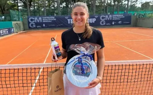 Juli Riera tras ganar su primer título de 25k, en septiembre.