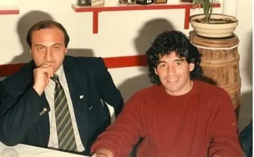 Gimmelli y Maradona, firmando el acta. (Il Calcio Nobile)