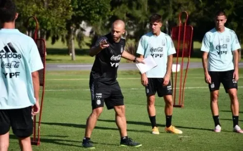 Javier Mascherano seguirá al frente de la Sub 20 si la FIFA se inclina por darle la sede del Mundial a Argentina.
