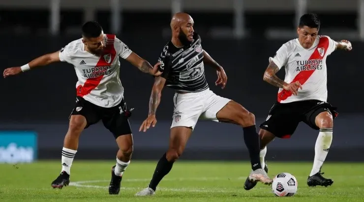 Paulo Díaz y Enzo Pérez vs. Junior, CONMEBOL Libertadores (Foto: Getty)