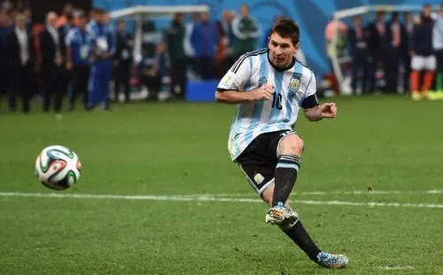 Messi y una daga que se mete en el arco neerlandés (Getty)