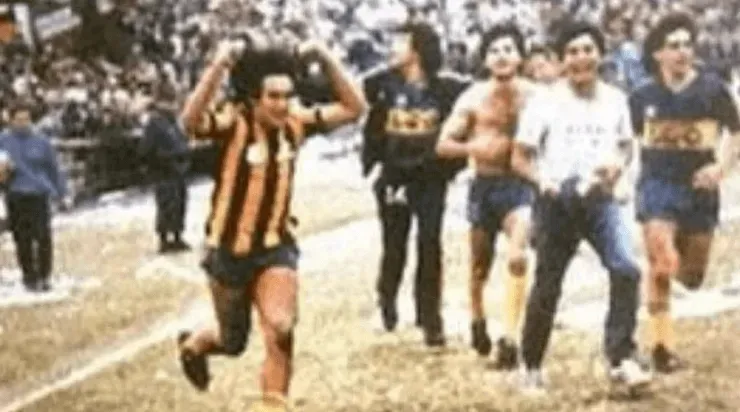 Scalise festejando en la cancha de Newell's.